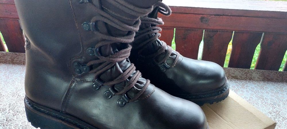 Vând bocanci militari