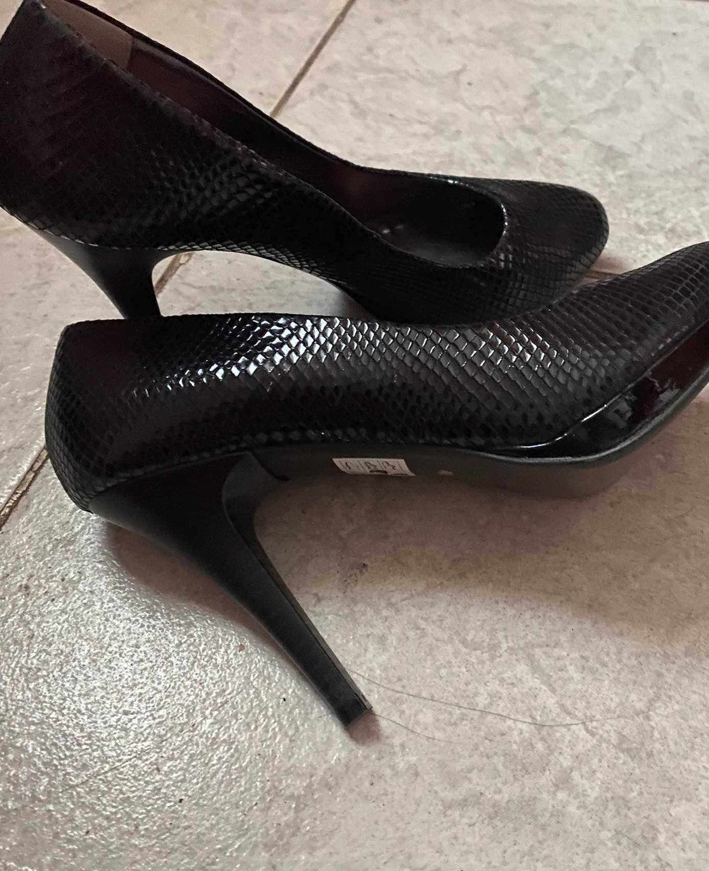 Елегантни дамски черни обувки NAVVI