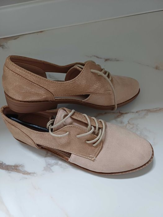 Обувки НОВИ, размер 38. Отговарят на 37