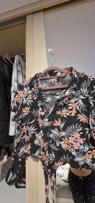 Vând cămașă  florală tip crop top