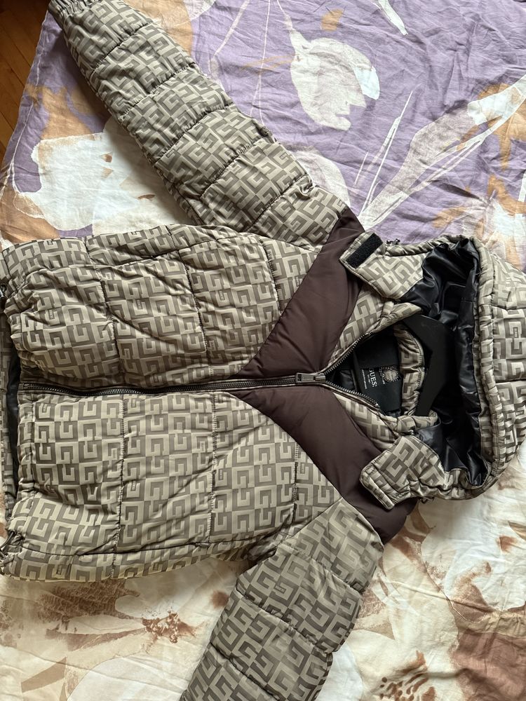 Есенно Яке Guess