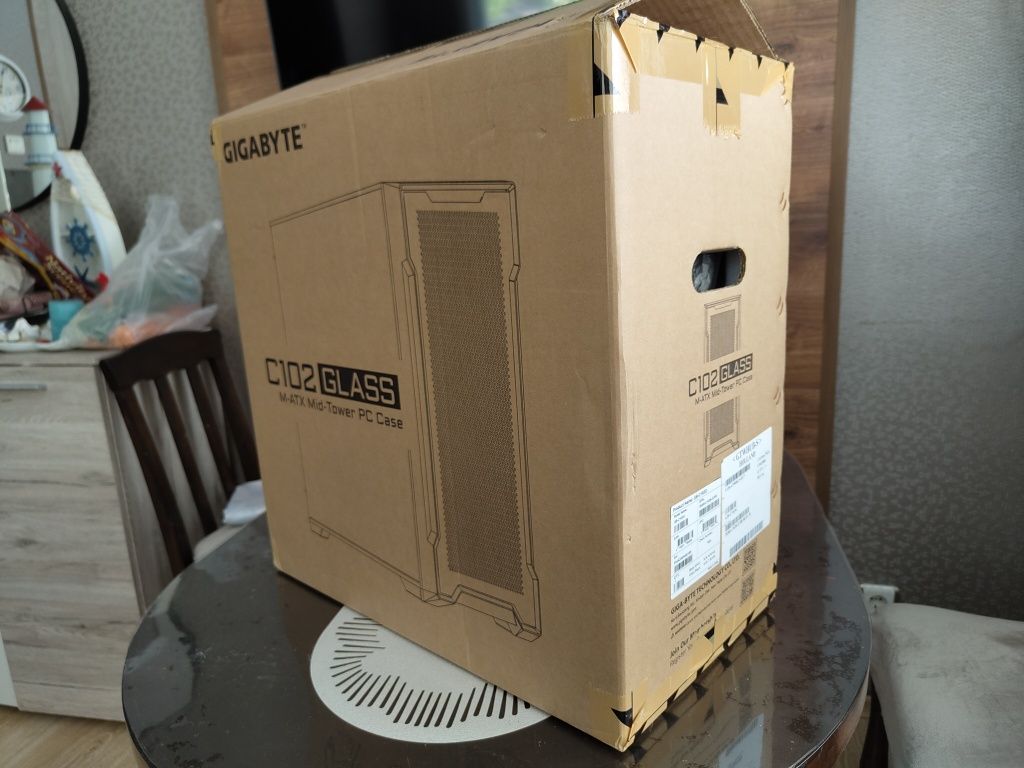 Gigabyte C102 GLASS кутия