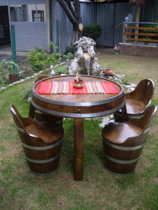 Дървени маси и столове, шкафове тип буре.