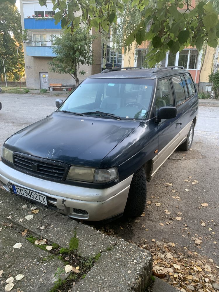 Мазда MPV в движение
