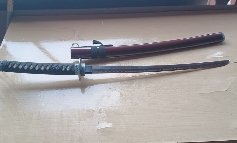 Остър меч катана стомана