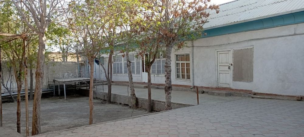 Buxoro viloyati Qorako'l tumani sentrda joylashgan uy sotiladi