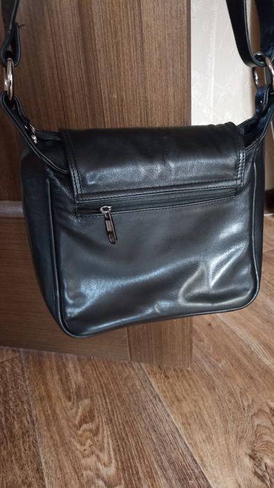 Продам кожаную сумку через плечо.