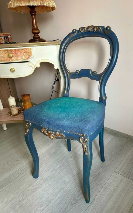 Реновиран стол със добавени орнаменти