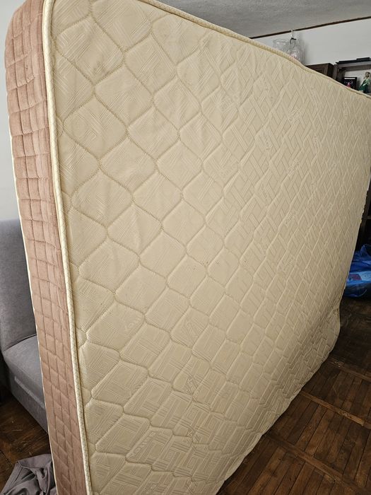 Dormitor: pat, saltea, 2 noptiere.