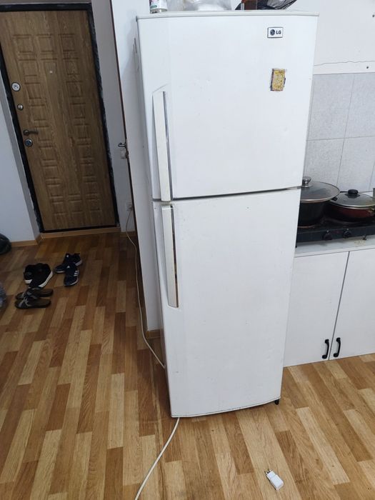 Продам рабочий холодильник   LG