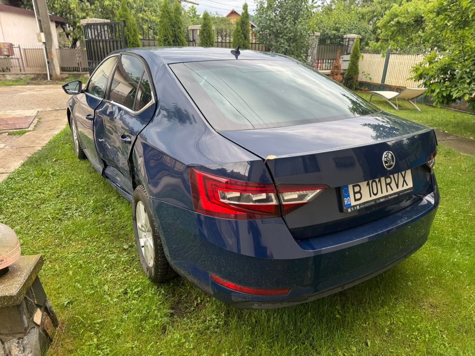 Vand SKODA SUPERB 2.0tdi DSG fab2016 150cp distronic avariat lovit