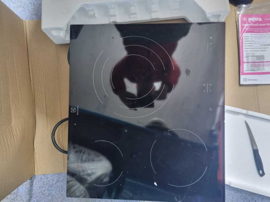 Продам электрическую варочную поверхность Electrolux EHF6232IOK