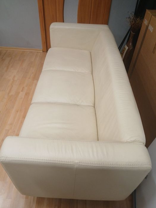 Продавам 2бр. Дивани плюс стъклена маса