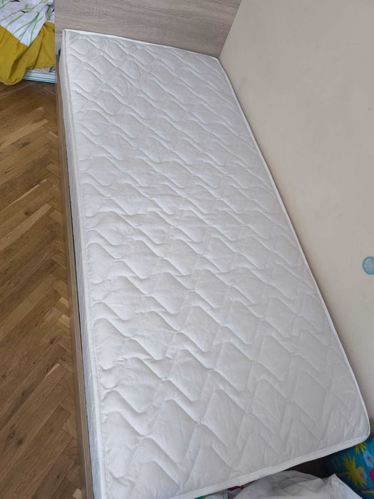 Единично легло с еднолицев матрак, спешна продажба