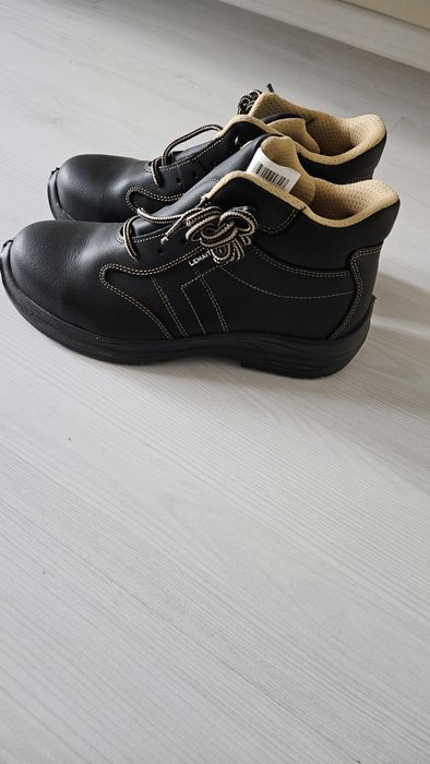 Работни обувки с бомбе