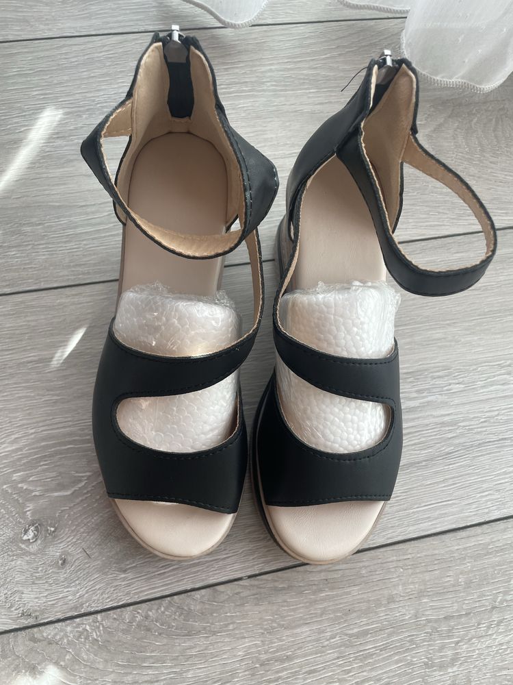 Vand sandale marime 35