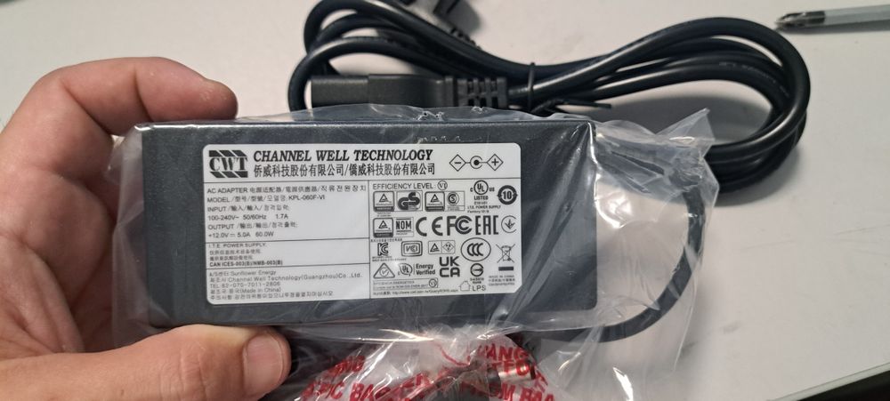 Alimentator laptop 12 v 5 amperi