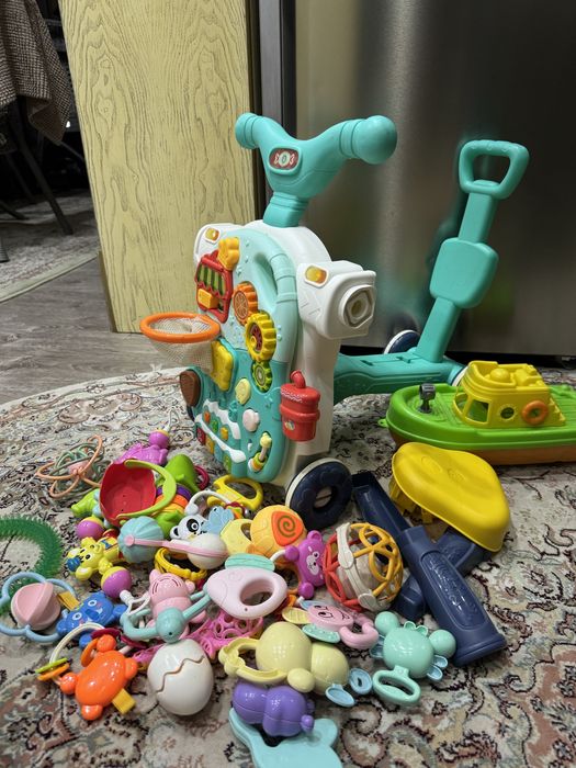 Продам все что на фото толокар 5в1 и погремушки