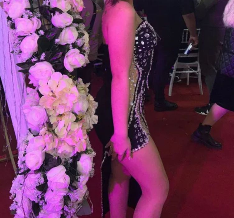 Черна рокля с камъни