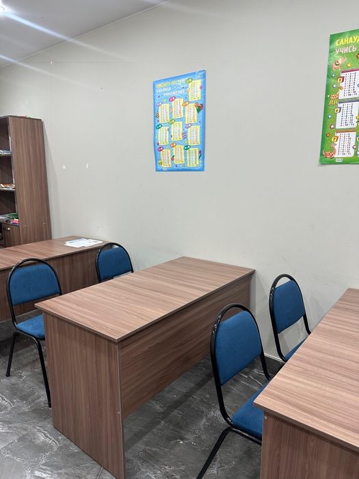 Продам учебные столы, стулья и стеллаж.