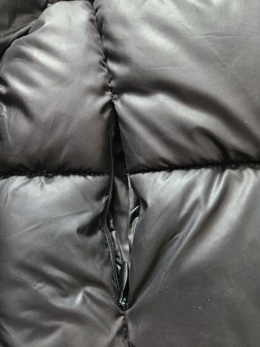 Късо черно дебело якенце.