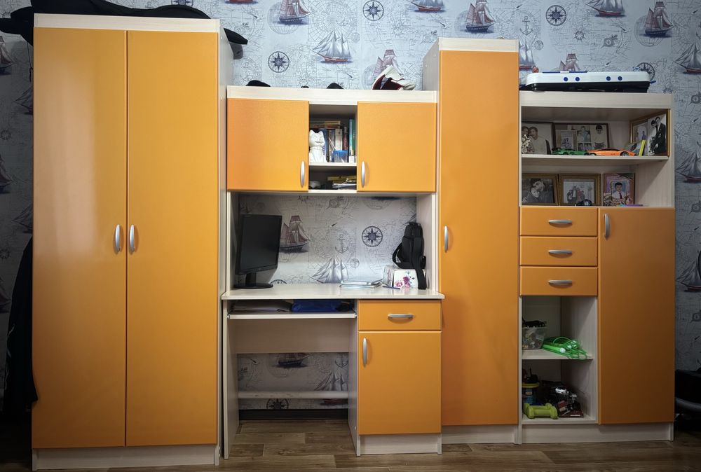 Продам стенку и кровать