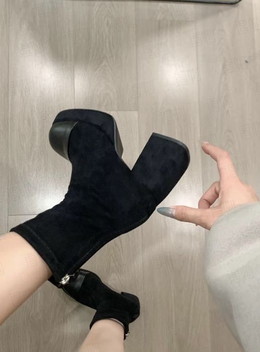 Утеплённые женские сапоги подходят для весны и осени.