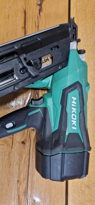 Hikoki pistol de cuie pe acumulator