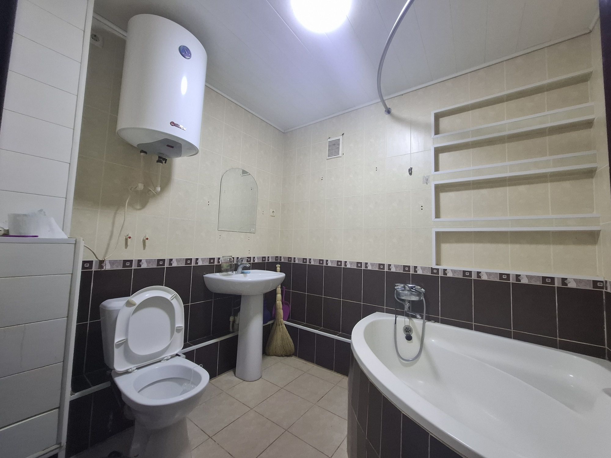 Срочно продаётся 3-комнатная квартира без маклер рядом солнышке базар.