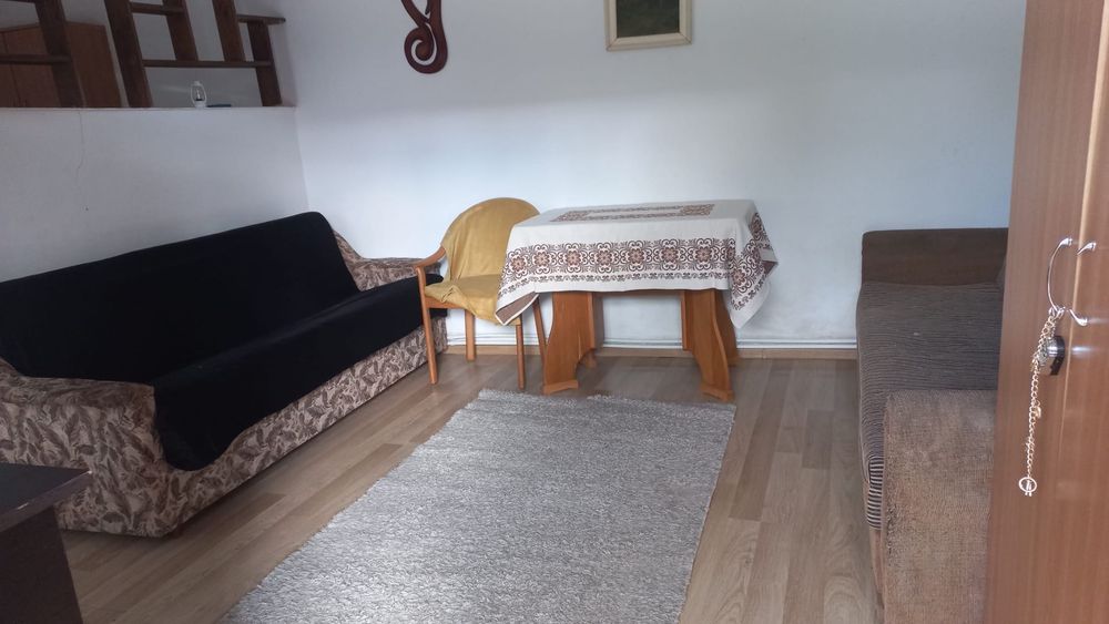 Garsonieră la curte