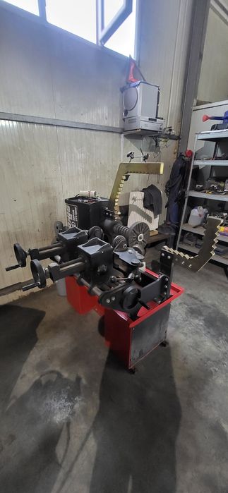 Masina de indreptat si roluit jante