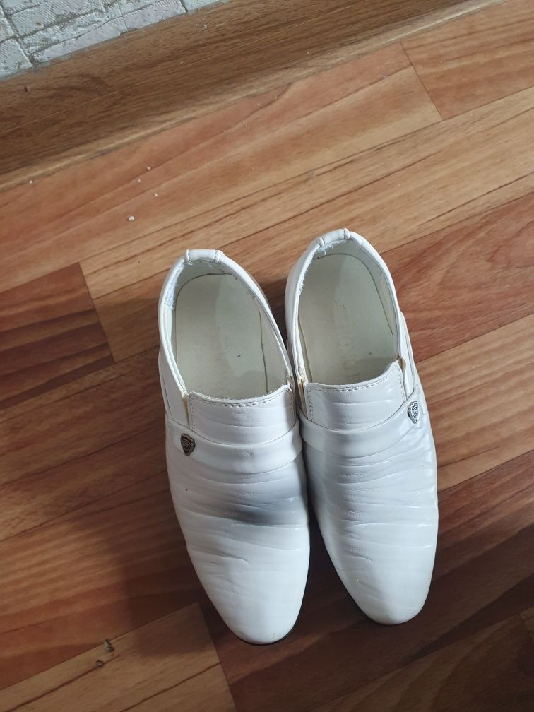 Продам белые туфли 27 размера. Одеваласьтолько 1 раз!