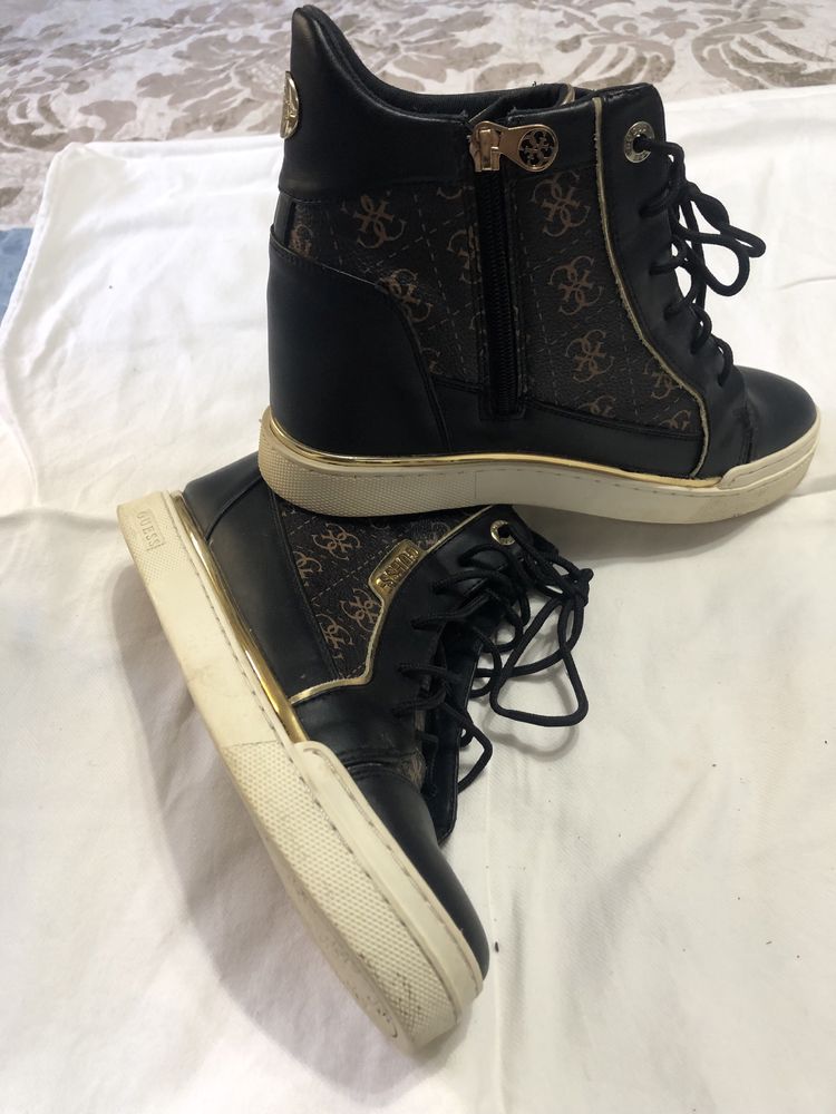 Adidasi wedge guess