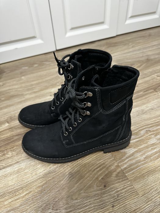 Продам женские ботинки