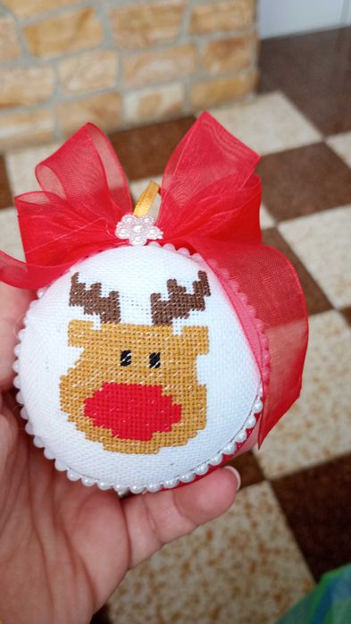 Бродирани коледни топки