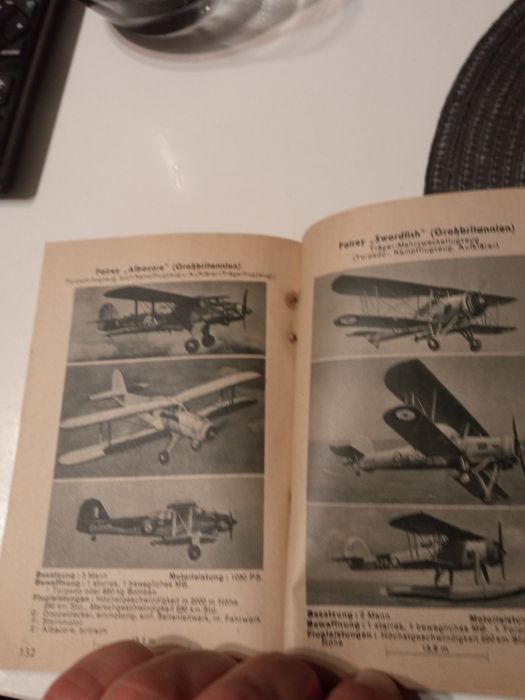 Стара книжка за немски самолети.
