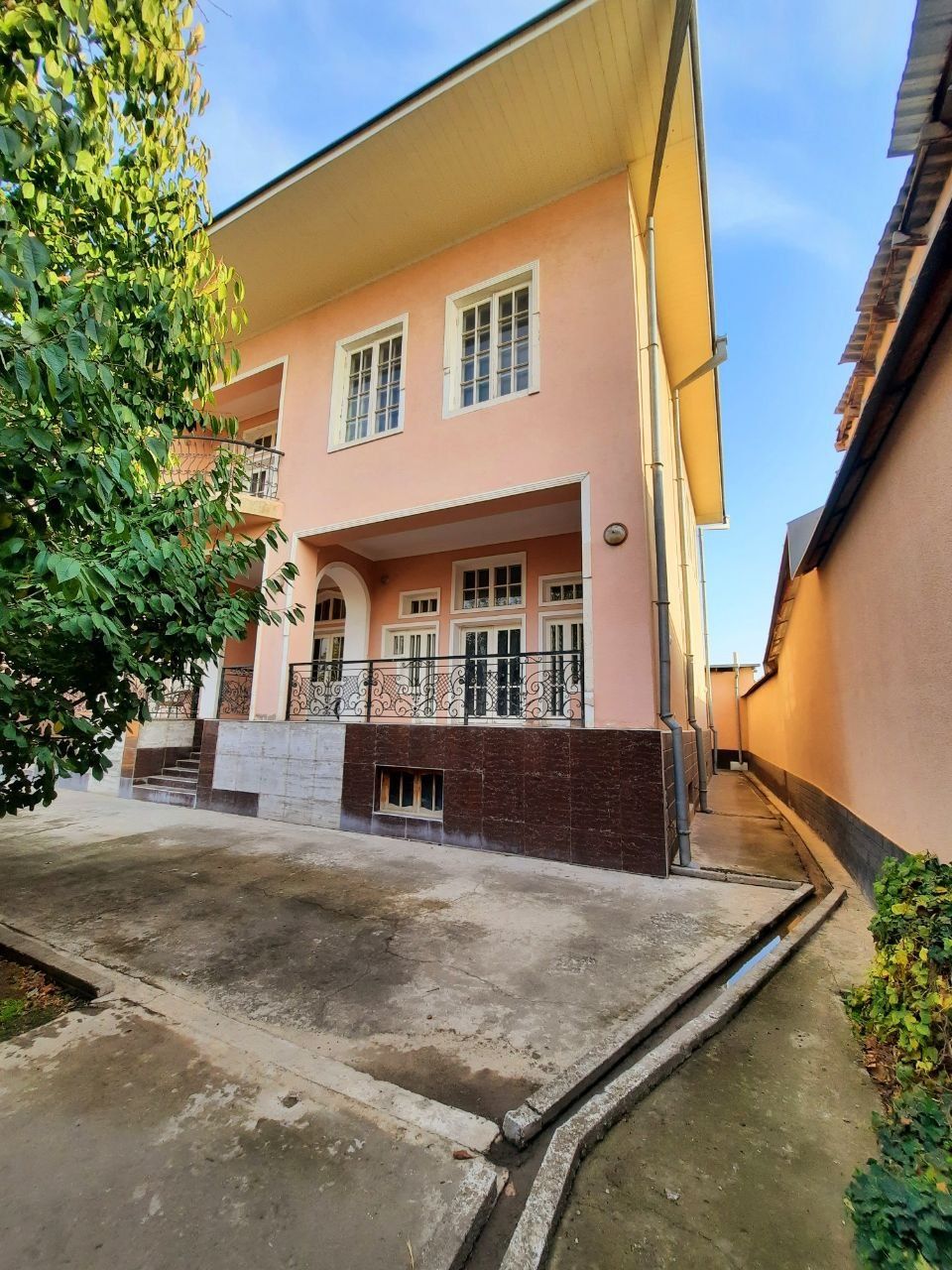 Kottej 8,5 sotka Qibray markaz 3 etaj 400+100 kvm