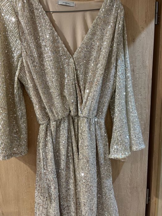 Златиста рокля с пайети