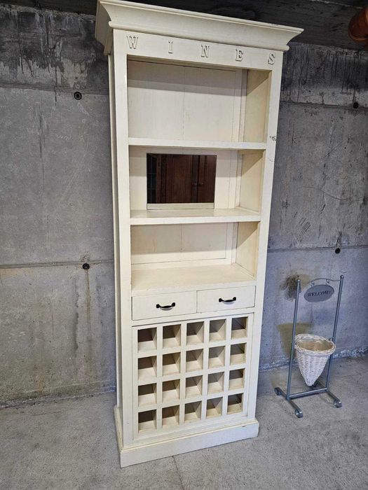 Ретро шкаф за вино