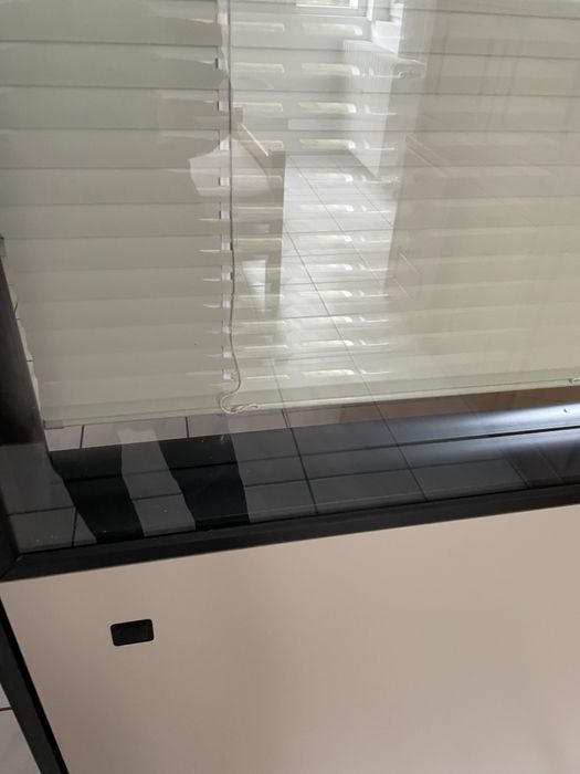 Преградна стена с вградена врата, щора и стъклопакет