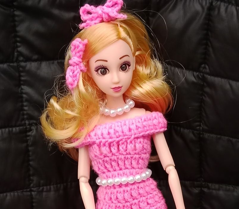 Кукла типа Барби в наряде ручной работы