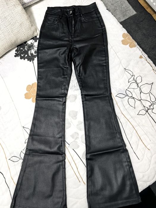 Vând pantaloni imitație de piele