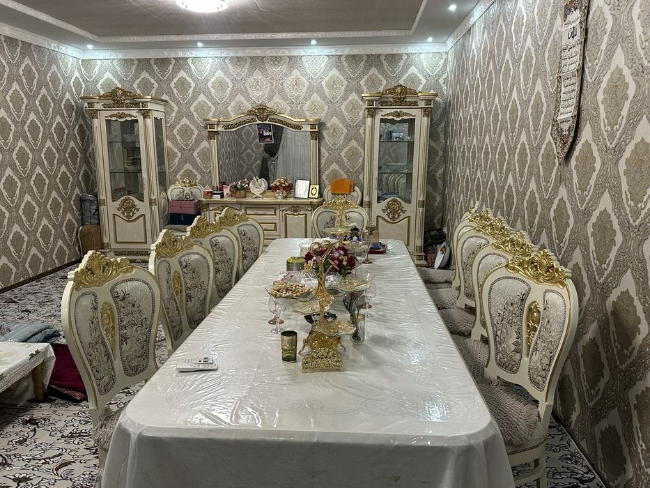 Стол и стулья два пинала и тримо