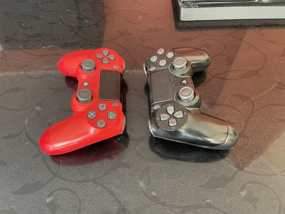 Playstation 4 Slim - 1 TB + 2 джойстика и dock станция