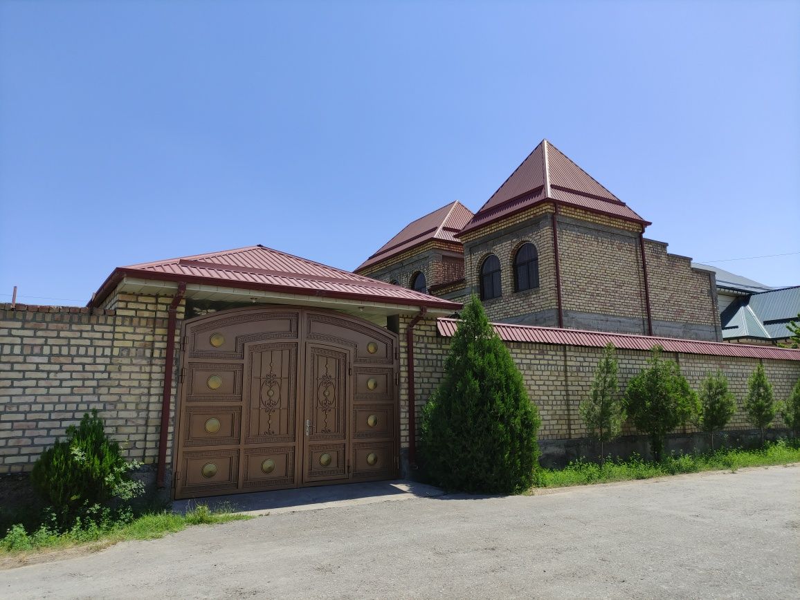 Продается дом , дача в 90 км от Ташкента. В  городе Гулистан.