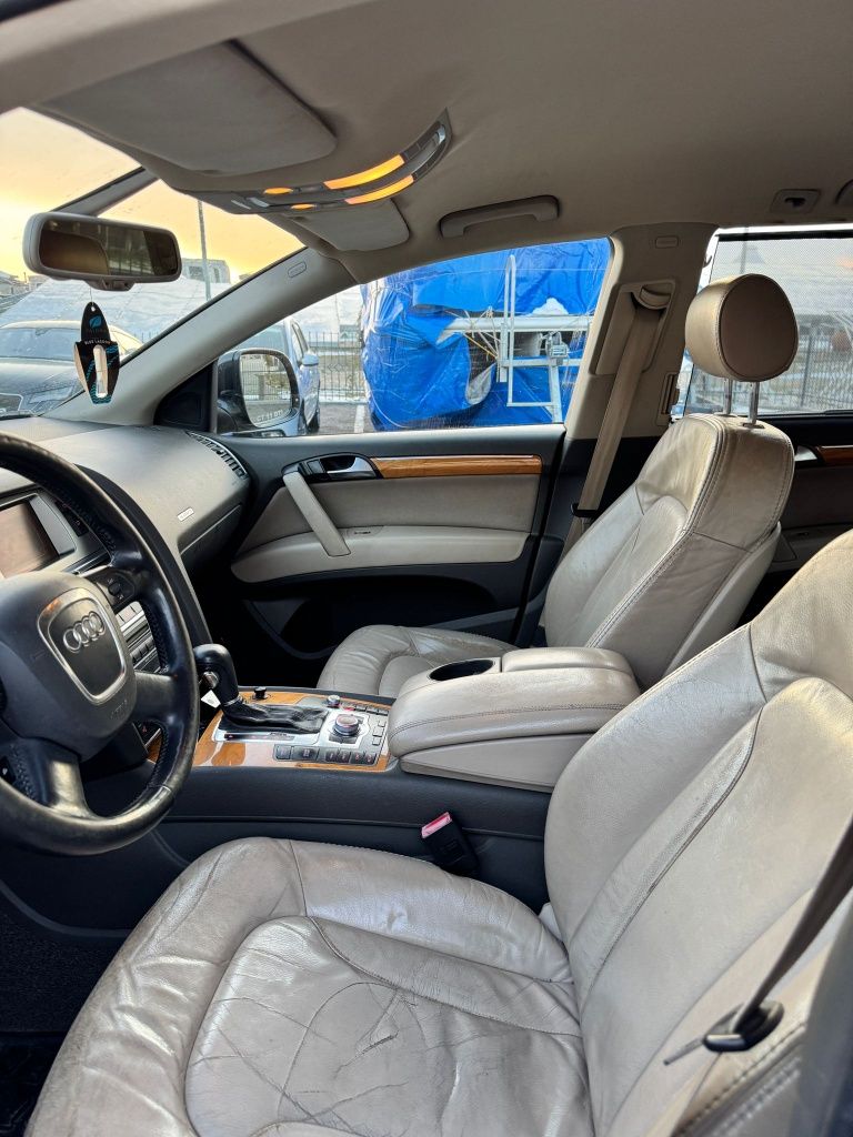 Vând Q7 3.0 TDI.