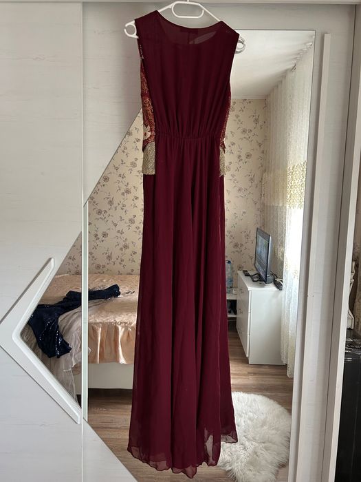 Vând rochie cu model deosebit