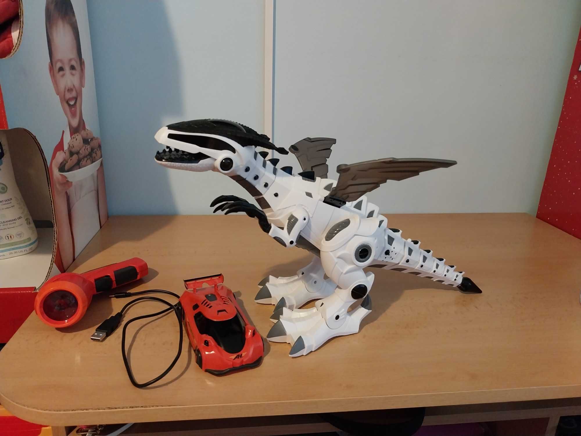 Количка Airhogs и OCIE Динозавър робот със звук и светлина.