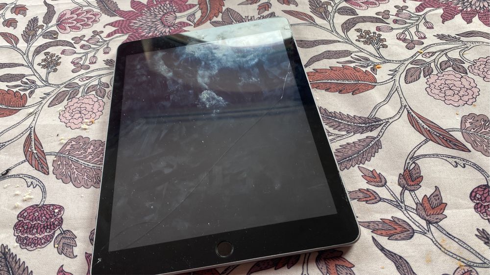 iPad Generatia 5 cellular 32 Gb