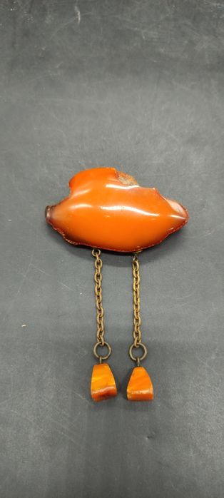 Брошь натуральный янтарь